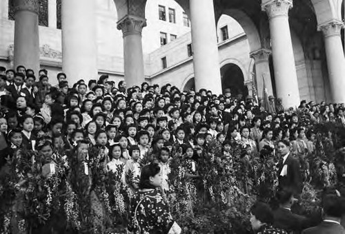 Hundreds of elementary school children posing at the Los Angeles Civic Theater for China's Day