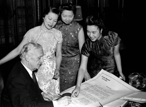 China Relief Week- Governor Olson and Wing Luk (left), Dorothy Siu (middle), and Iris Wong (right)