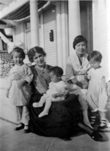 Mrs. Soy Wan Tong Lung with children, Dorothy, May and Joe, and a caucasian friend