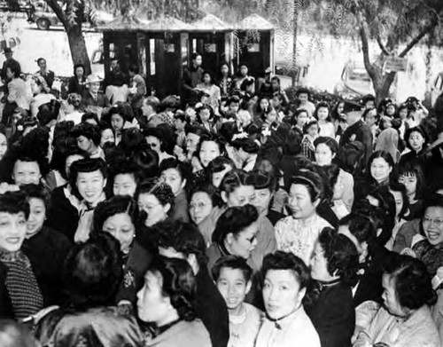 Performers during the event of Madame Chiang Kai Shek for China Relief at the Hollywood Bowl, Mabel Lew third from right, bottom row, looking at camera)