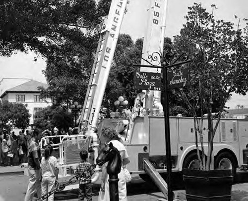 Fire trucks and people at corner of Calle de la Plaza and Calle Sanchez