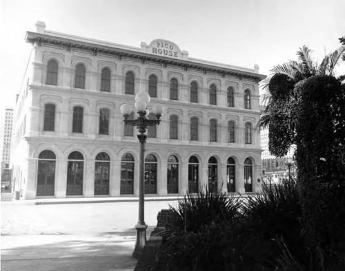 Calle de la Plaza facade of Pico House