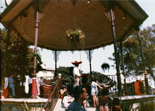 Kiosko and Plaza filled with people at the Mexican Chamber of Commerce Fair