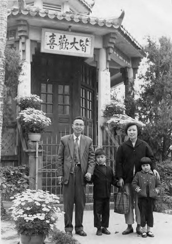 Show Fung and Chai Yip Quan with their children Susan and Henry