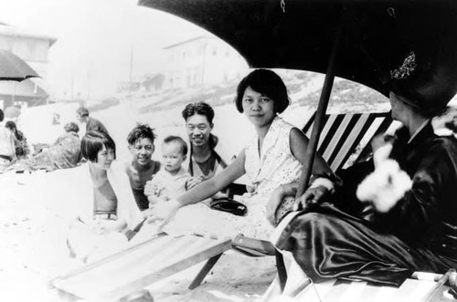 Peter Soo Hoo Jr. at the beach with is mom, Maimie, Howard and others