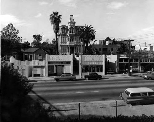 Frontal view of the Rochester house from the freeway