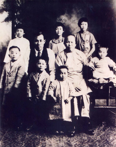 Family portrait of Ngan Gong (father), Kok Gong (mother), and Jean are seated in the center. In the back row from left to right are Mae, Annabelle and Christine while in the front row from left to right are Gang, Fred, and Jin May