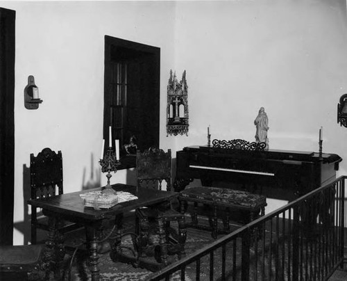 "La Sala" with piano, interior of Avila