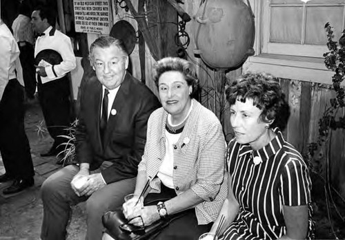 Los Amigos: a man and two women sitting on a bench