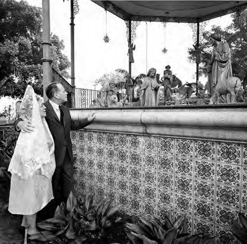 Harry Seidel and Senara de Bonzo looking at scene