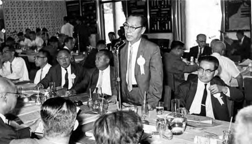 Part of the large hall of the Ambassador Hotel. Presenting Dr. Stanley Chan with the award of Honoree of Teachers' Remember Foundation