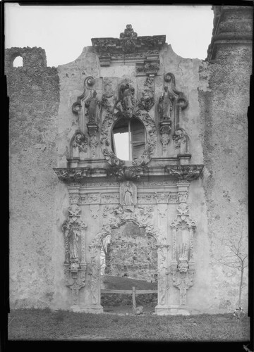 San José y San Miguel de Aguayo. Main doorway