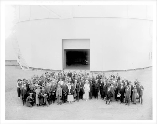 Group photograph of the attendees of the American Astronomical Society meeting, Mount Wilson Observatory