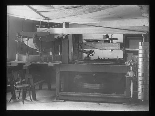 Glass grinding machine for the 60-inch reflecting telescope mirror