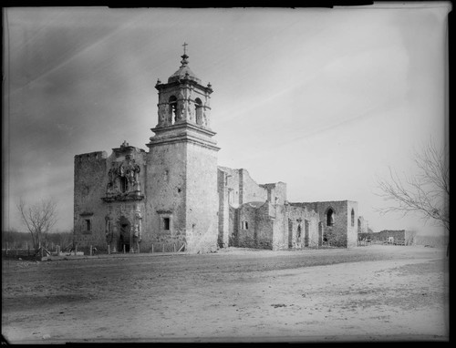 San José y San Miguel de Aguayo. Front facade