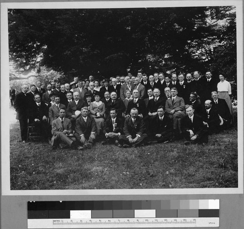 Group photograph of the attendees of the joint meeting of the American Astronomical Society and the Astronomical Society of the Pacific, Berkeley