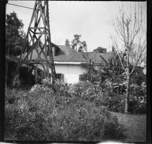 Oil well next to house, Los Angeles