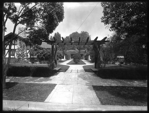 Bungalow court, 270 Madison Avenue, Pasadena. approximately 1920