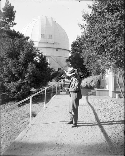 Charles Abbot carrying his radiometer outside the 100-inch telescope dome, Mount Wilson Observatory