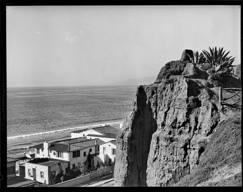 Cliffs and homes of Santa Monica below Palisades Park