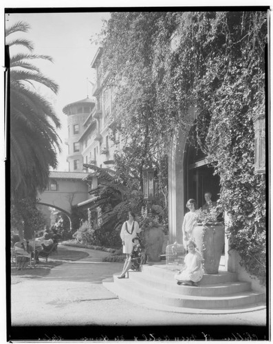 Children at the Green Hotel, 99 South Raymond, Pasadena. 1926