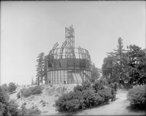 Construction of observatory dome for the 100-inch telescope building, Mount Wilson Observatory