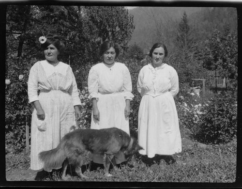 Elizabeth Hickox, left, and her two daughters