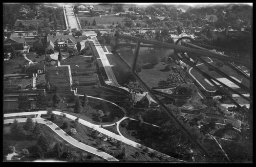 Aerial view of a residential area of Pasadena. 1913