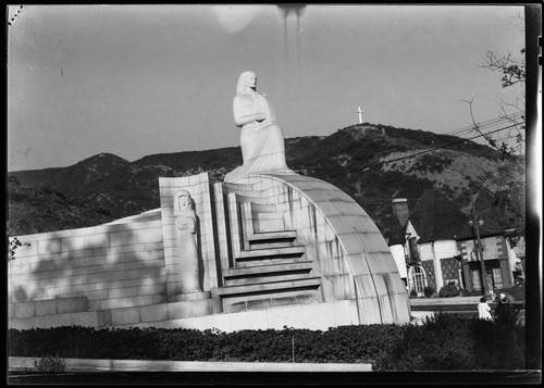 Hollywood Bowl entrance view of statutes