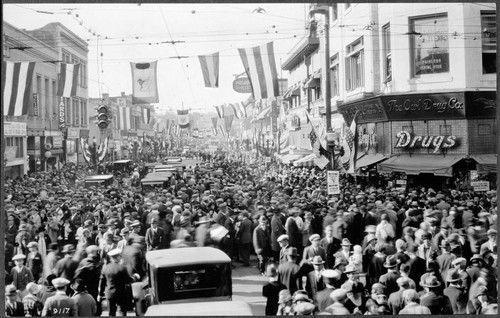 Crowd at Colorado and Fair Oaks Ave., Rose Parade, Jan. 1, 1926