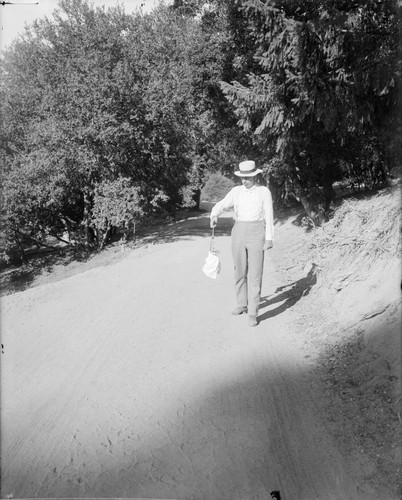 Charles Abbot carrying his radiometer on Mount Wilson