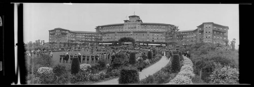 Performance at the Huntington Hotel, Oak Knoll and Wentworth, Pasadena