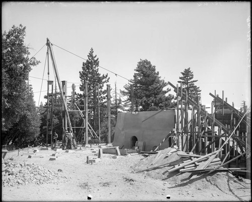 Erection of metal columns for the wall of the 60-inch telescope building, Mount Wilson Observatory