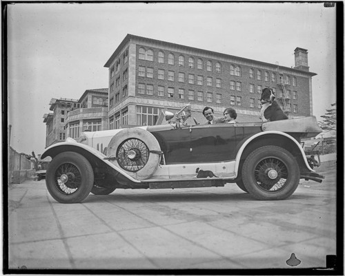 Jack Donovan and a woman in his Mercedes in front of the Club Casa del Mar