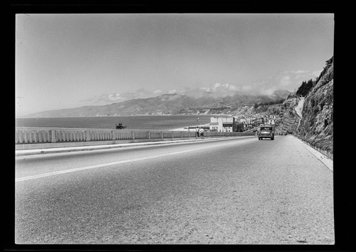 People and cars travel down the California Incline to Pacific Coast Highway, Santa Monica