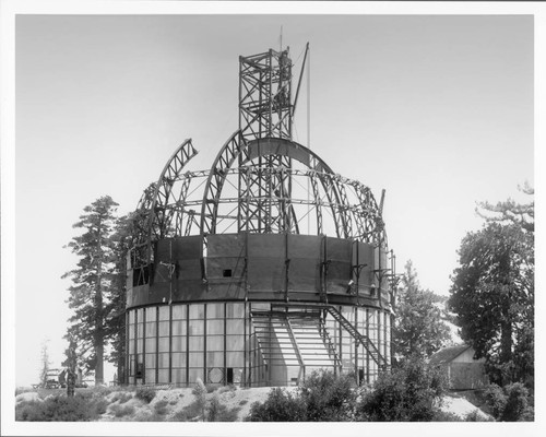 Top section of main girder being installed, Hooker telescope building, Mount Wilson Observatory