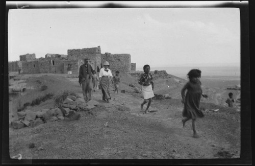 Grace Nicholson, Mr. Ladd and Hopi children, Mishongnovi, Second Mesa