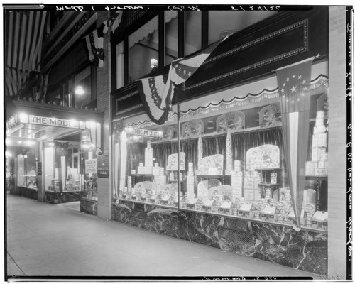 Model Grocery Company window display, 250 East Colorado, Pasadena. 1926