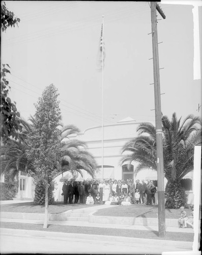 Group photograph of Mount Wilson Observatory staff in front of the Observatory's Pasadena office building