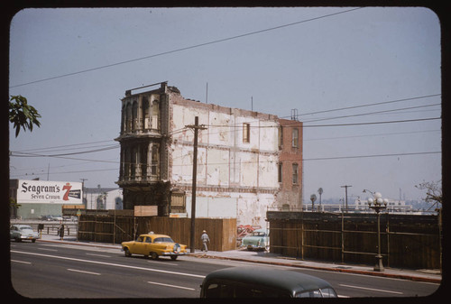 North Main Street building at the 101 Freeway coming down soon