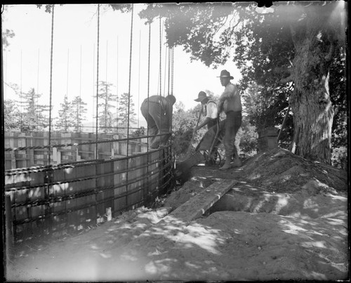 Construction of walls for large water reservoir, Mount Wilson