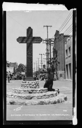 Old cross at entrance to Olvera St. Los Angeles, Cal