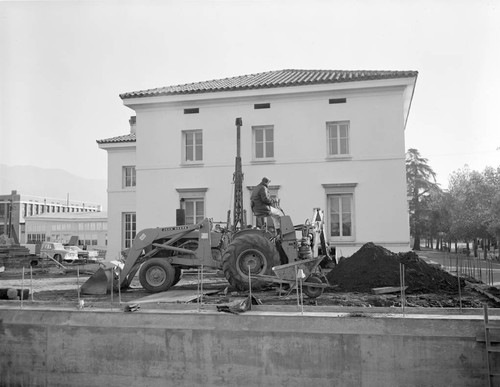 Construction work between the old and new portions of Hale Observatories office building, Santa Barbara Street, Pasadena