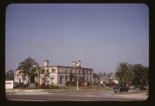 Wrecking the last big mansion on Wilshire Boulevard