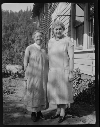 Mrs. Dolly Nelson (Karok), left, and Grace Nicholson