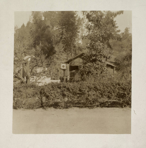 Coelostat and shed of horizontal telescope, perhaps at Mount Wilson