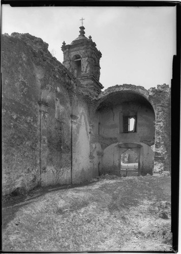 San José y San Miguel de Aguayo. Side view, closeup