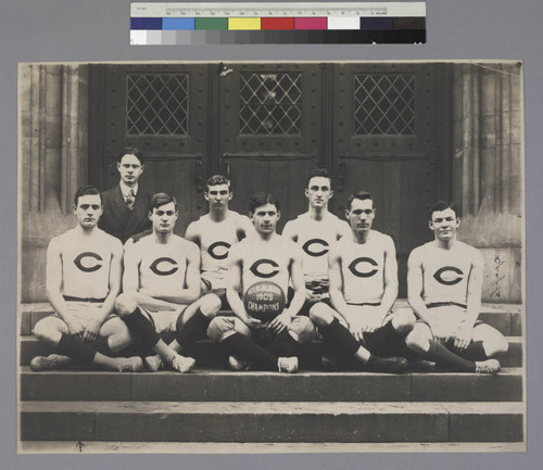 Edwin Powell Hubble (far left) with the University of Chicago basketball team, 1909