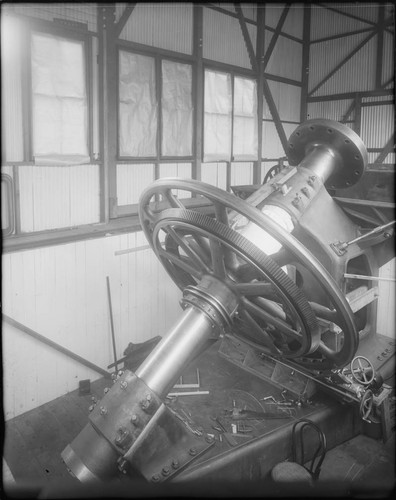 60-inch telescope polar axle and worm wheel in the Pasadena workshop of Mount Wilson Observatory