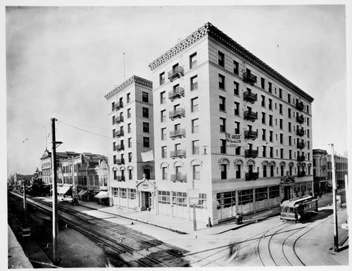 Spring & Fourth (looking) South on Spring, 1901